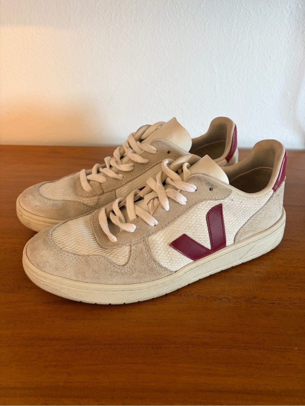 VEJA V-10 Casual Sneaker SIZE 9 - Picture 1 of 4
